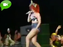 Rihanna cade durante il concerto - rihannacadeBASE - Gay.it Archivio