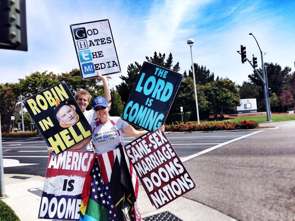 "Dio odia i froci"? No, li ama e fa pubblicità - robin williams westboro funerale 2 - Gay.it Archivio
