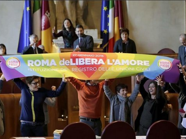 I festeggiamenti per l'approvazione del registro delle unioni civili a Roma