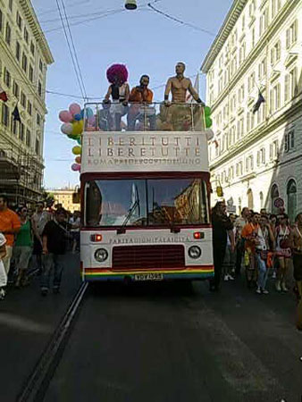 Roma si tinge d'arcobaleno per il suo Gay Pride - romaprideviaF1 - Gay.it Archivio