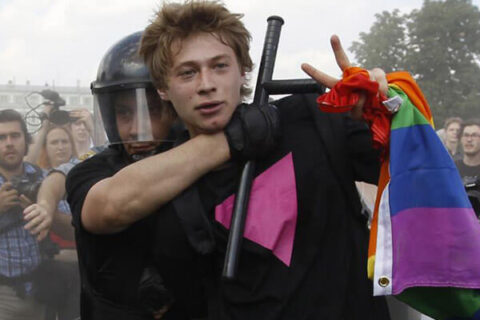 Putin firma la legge anti gay. Scontri a San Pietroburgo - russia gay pride attivista poliziotto 1 - Gay.it Archivio