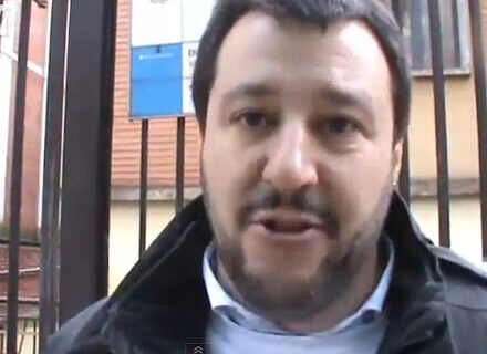 "Sono un papà". Salvini manifesta contro i moduli scolastici pro gay - salvini mamamia 1 - Gay.it Archivio