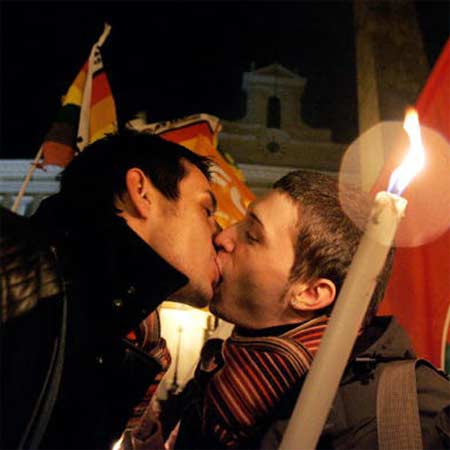 Approvata legge su convivenze gay (quasi) in Italia - sanmarino coppieF2 - Gay.it Archivio