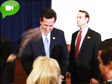Pioggia di glitter sull'omofobo Santorum - santorumglitterBASE - Gay.it Archivio