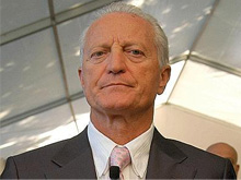 Versace: "Sì a unioni gay, si chiamino contratti" - santoversaceBASE - Gay.it Archivio