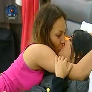Sarah e Veronica tentano di spiegarsi: "Il nostro è amore" - sarahveronicaF3 - Gay.it Archivio