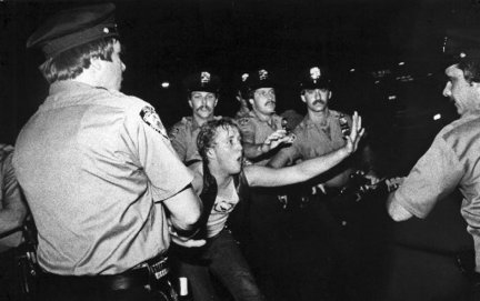 E' morto il poliziotto che guidò il raid allo Stonewall Inn - sbirro stonewallF1 - Gay.it Archivio