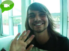 Valerio Scanu saluta i lettori di Gay.it - scanusalutoBASE - Gay.it Archivio