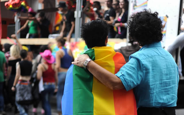 Sciopero generale: le associazioni lgbt in piazza con i sindacati - scioper generale1 - Gay.it Archivio