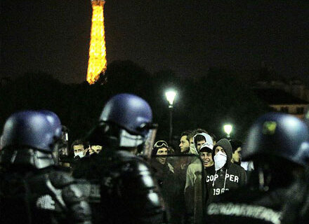 Scontri in piazza a Parigi. Hollande chiede di essere uniti - scontrifranciaBASE 1 - Gay.it Archivio