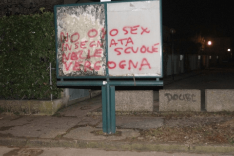 Treviso: scritte omofobe contro l'assessora alla Scuola - scritte omofobe assessora treviso 1 - Gay.it Archivio