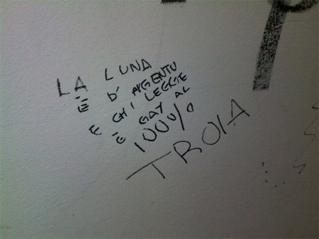 Dilagano scritte gay a Pavia. Arcigay: "Il comune cancelli" - scritte paviaF1 - Gay.it Archivio
