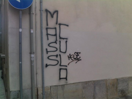 Dilagano scritte gay a Pavia. Arcigay: "Il comune cancelli" - scritte paviaF2 - Gay.it Archivio