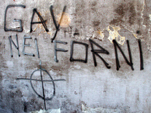 Udine: scritte omofobe sul muro del cimitero - scritte udineBASE - Gay.it Archivio
