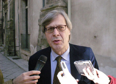 Insinuare che qualcuno è gay non è reato. Assolto Vittorio Sgarbi - sgarbi intervista gay 1 - Gay.it Archivio