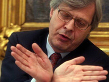 Sgarbi: "Mio figlio sta bene: non è gay e non si droga" - sgarbi figlioBASE - Gay.it Archivio