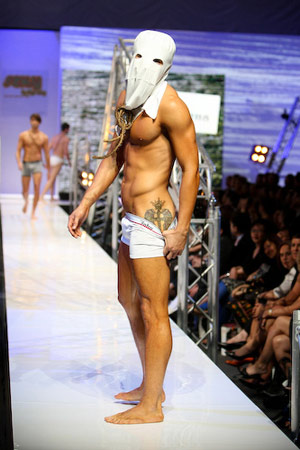 Moda: l’occidente che sveste l’oriente - singapore fashionF2 - Gay.it Archivio