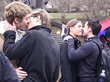 Cacciato da un locale di Soho per un bacio, oggi il kiss-in - soho kissinBASE - Gay.it Archivio