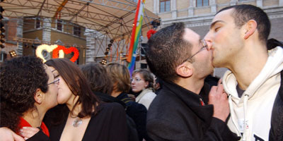 Cacciato da un locale di Soho per un bacio, oggi il kiss-in - soho kissinF2 - Gay.it Archivio