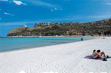 Cagliari, coppia gay rischia denuncia per un bacio al mare - spiaggia cagliariF2 - Gay.it Archivio