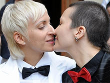 Due donne unite a Roma. Una sola però è "visibile" - sposeromaBASE - Gay.it Archivio