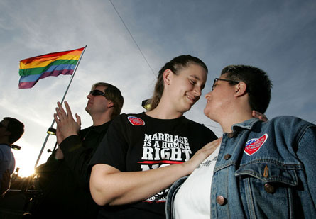 Due donne unite a Roma. Una sola però è "visibile" - sposeromaF2 - Gay.it Archivio