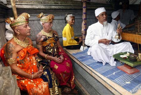 Sposi a Bali: è la prima coppia gay a scegliere il rito Indù - sposi indiF1 - Gay.it Archivio