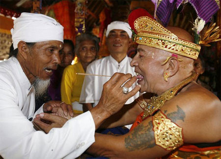 Sposi a Bali: è la prima coppia gay a scegliere il rito Indù - sposi indiF2 - Gay.it Archivio