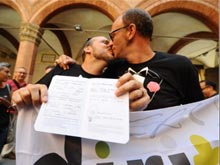 Coppia in Spagna chiede trascrizione delle nozze in Comune - sposibolognaBASE - Gay.it Archivio