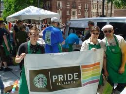 Anche Starbucks appoggia i matrimoni gay a Washington - starbucks coppiaF4 - Gay.it Archivio