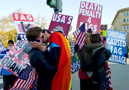 Nozze in 50 stati entro 5 anni: la promessa alla vigilia di Stonewall - stonewall2013F1 - Gay.it Archivio