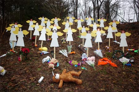 E anche la strage di Newtown è colpa delle unioni gay - strage newtownF3 - Gay.it Archivio