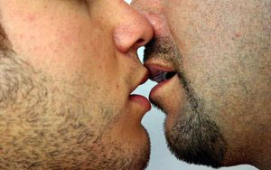 "Mi piace al punto che non serve toccarlo" - stranepassioniF2 - Gay.it Archivio