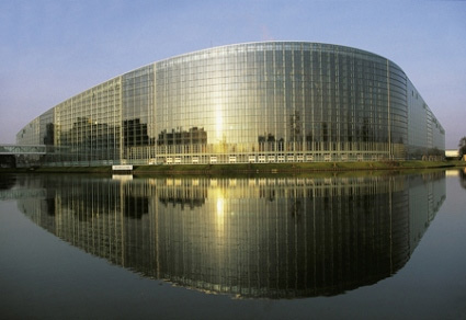 "Proteggete dai crimini d'odio e garantite le coppie" - strasburgo litF1 - Gay.it Archivio