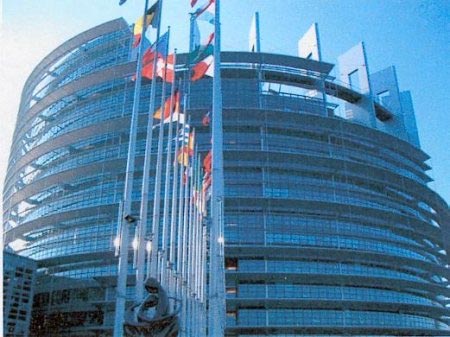 "Proteggete dai crimini d'odio e garantite le coppie" - strasburgo litF2 - Gay.it Archivio
