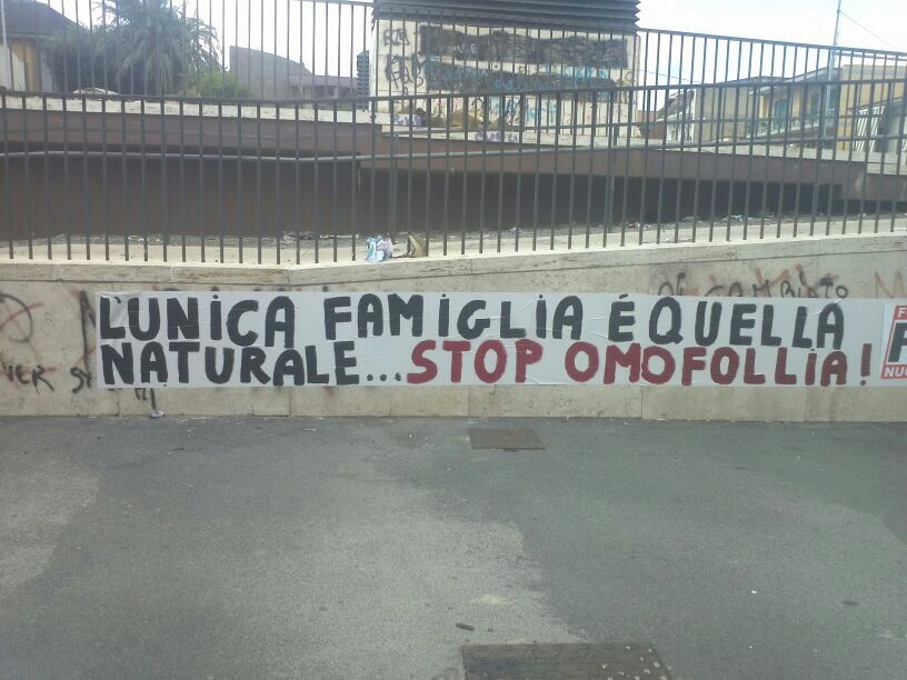 Striscioni omofobi a Napoli di Forza Nuova. La denuncia di Arcigay - striscione forza nuova - Gay.it Archivio