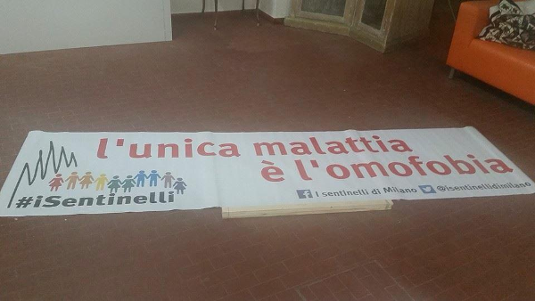 Il presidio contro il convegno omofobo cambia posto: negata la piazza - striscione sentinelli - Gay.it Archivio