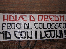 Nuovo attacco omofobo, la città intera pronta a manifestare - striscioneomofoboroma - Gay.it Archivio