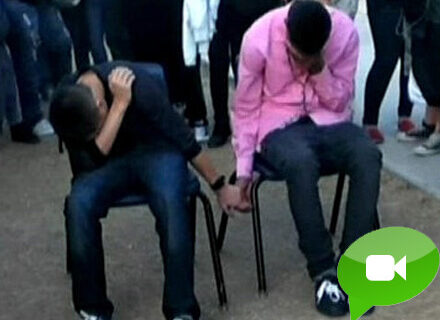 Si picchiano e il preside li punisce: 15 minuti per la mano - studentimanoBASE - Gay.it Archivio