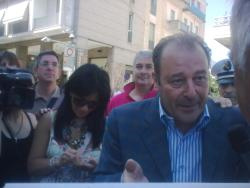 Il sindaco di Sulmona in piazza con le associazioni gay - sulmona sindacof1 - Gay.it Archivio