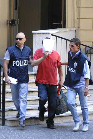 Roma: si apre domani il processo a Svastichella - svastichella attaccaF1 - Gay.it Archivio