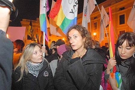 Sardelli: "Sono stato provocato: effusioni troppo esplicite" - svastichella attaccaF5 - Gay.it Archivio