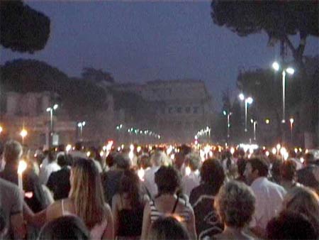 Via al secondo micropride. Prefetto: La città non è omofoba - svastichella attaccaF6 - Gay.it Archivio