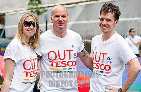 Tesco assicura: "A fianco dei nostri dipendenti lgbt" - tesco prideF1 - Gay.it Archivio