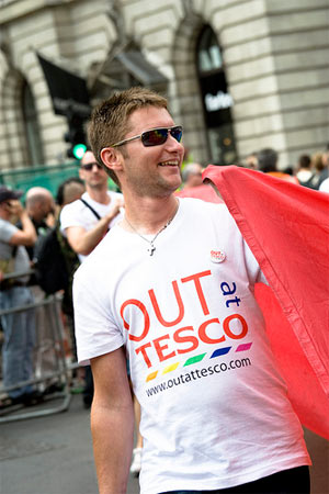 Tesco assicura: "A fianco dei nostri dipendenti lgbt" - tesco prideF2 - Gay.it Archivio