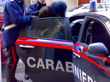 Rapinava i passanti con spray urticante: arrestata trans - trans arrestata romaBASE - Gay.it Archivio