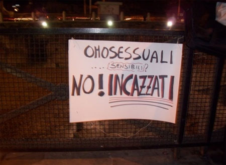 "Uguali": tutto pronto per il corteo contro l'omofobia - uguali vigiliaF2 - Gay.it Archivio