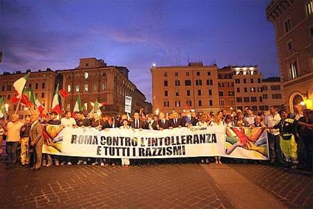 "Uguali": tutto pronto per il corteo contro l'omofobia - uguali vigiliaF4 - Gay.it Archivio