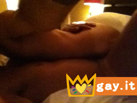 Valerio Pino si pente delle foto nudo: "Ho perso la memoria" - valeriopinosessoF2 - Gay.it Archivio