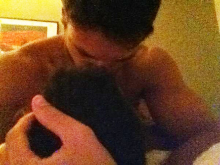 Valerio Pino si pente delle foto nudo: "Ho perso la memoria" - valeriopinosessoF3 - Gay.it Archivio